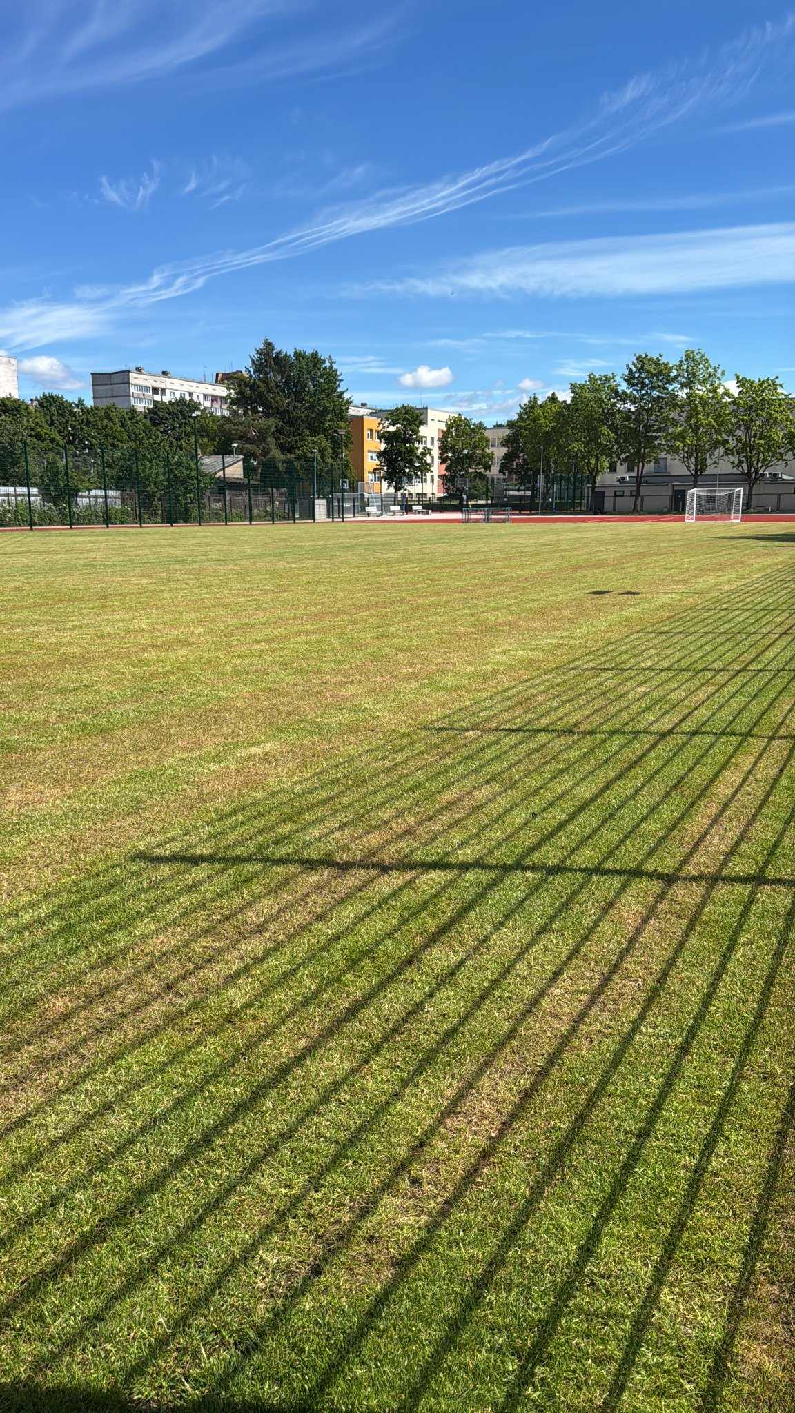 Sporta kompleksa zāles pļaušana